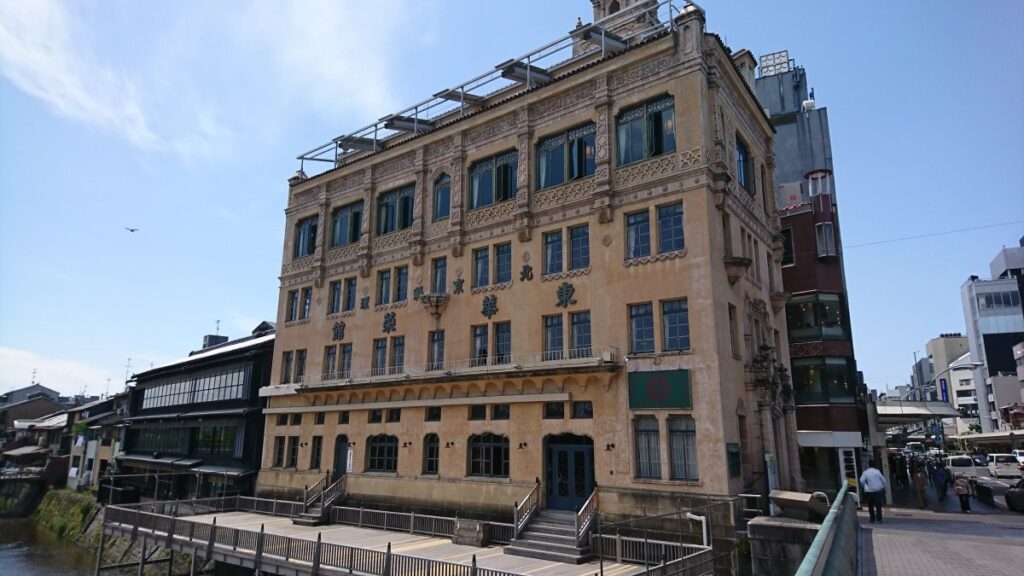 A building housing a Chinese restaurant in Kyoto's Shijo district.