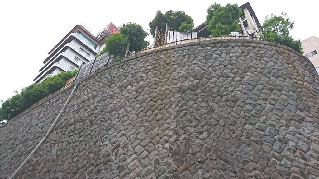 The stone wall at Oedo Onsen