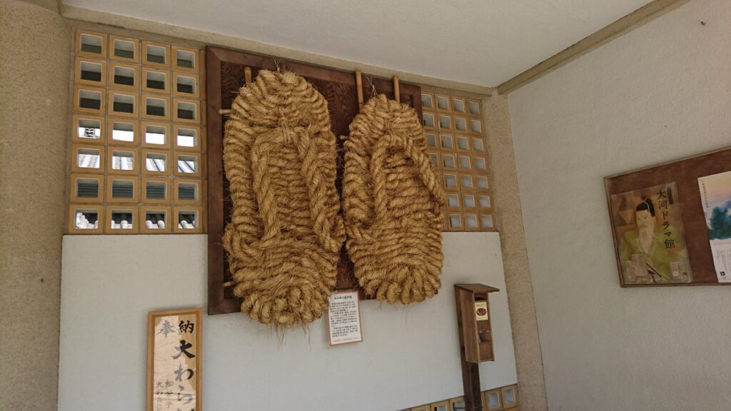 Big straw sandals