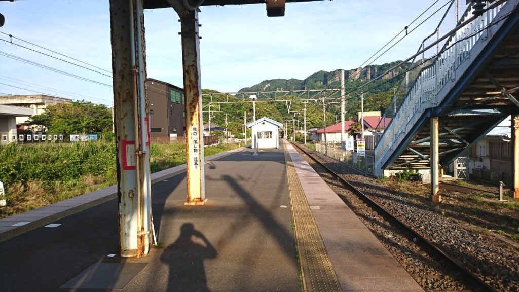 The platform at Hama-Kanaya Station
