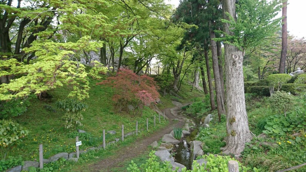 Just off the road from Nakatsugawa, where you turn onto the side road by the park.
