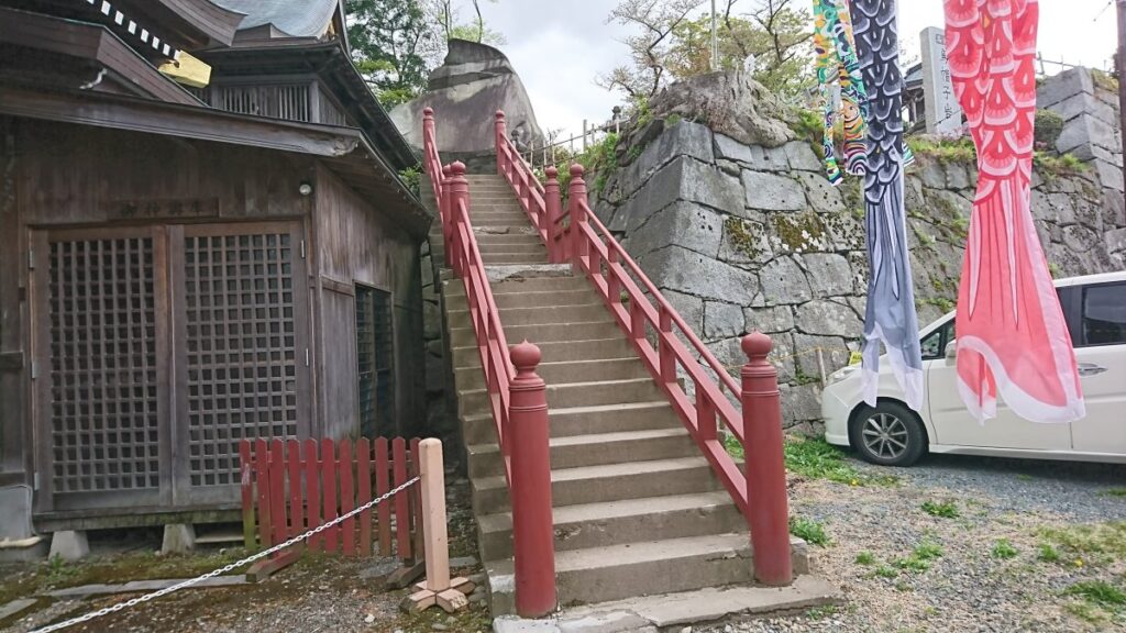 The stairs next to Sakurayama Shrine