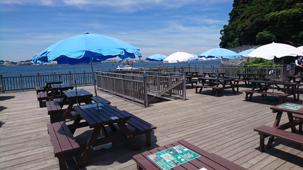The only facility with terrace seating on Sarushima