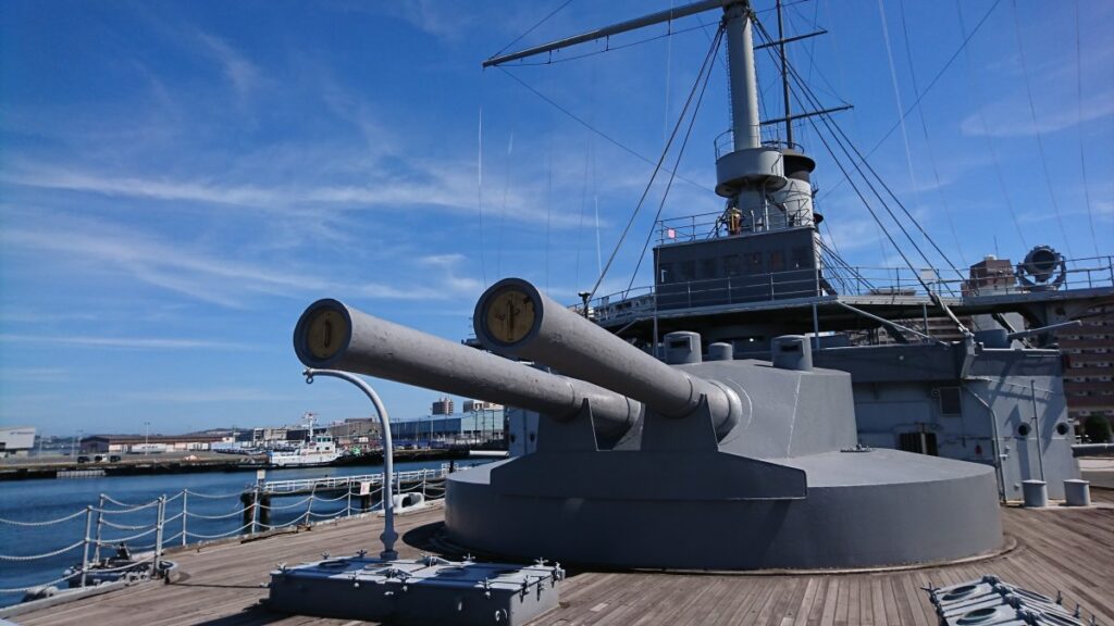 Main guns of the battleship Mikasa