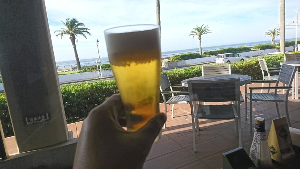 Drinking beer while gazing at the sea