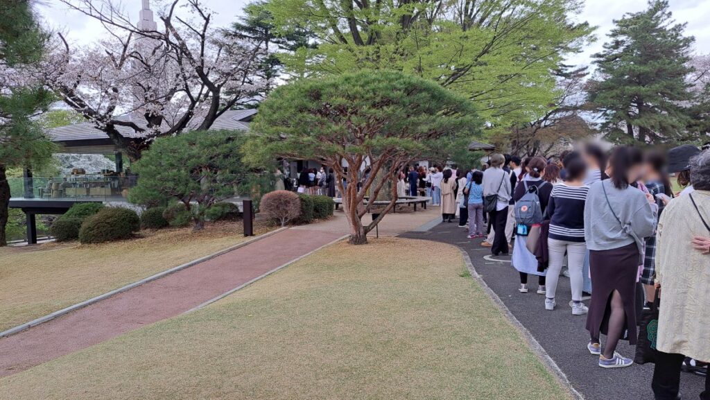 Starbucks Has a Long Queue, the Free Area Below Starbucks is Comfortable