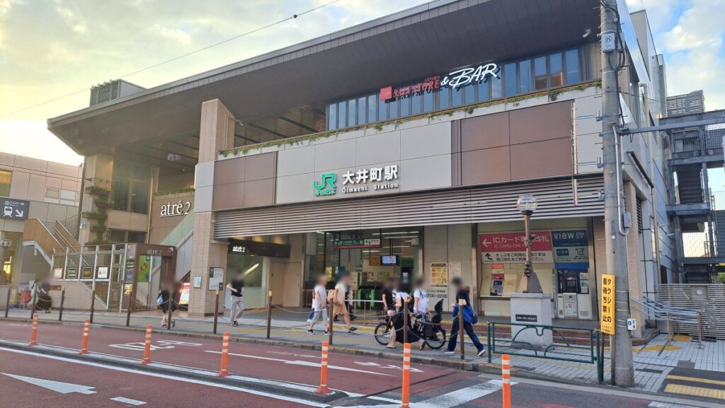 The ticket gate on the "shitamachi" (old downtown) side, exuding a Showa-era atmosphere.