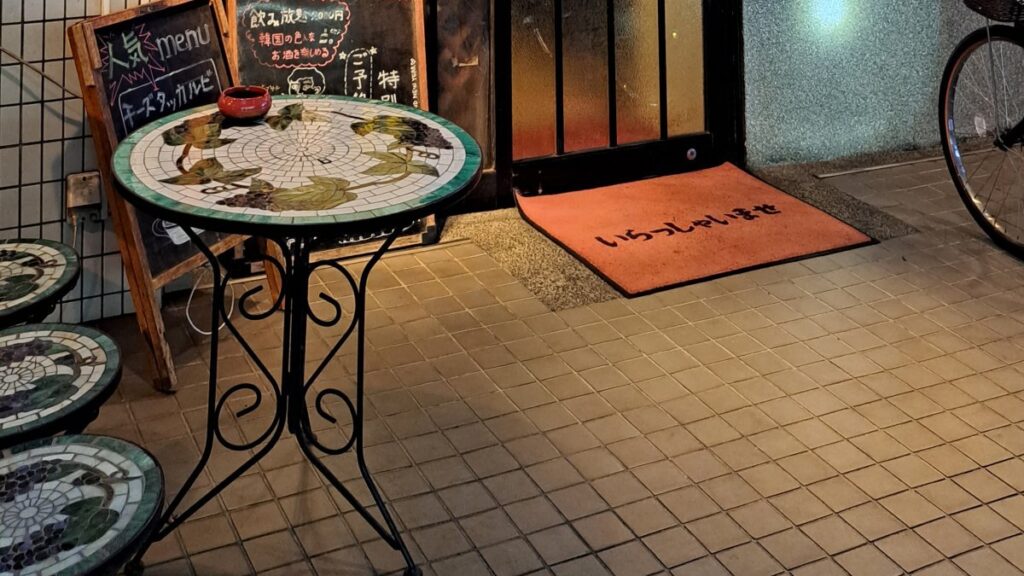 A table waiting for an opening