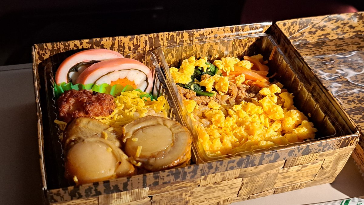 Contents of the "Squid and Scallop Chicken Rice Bento"