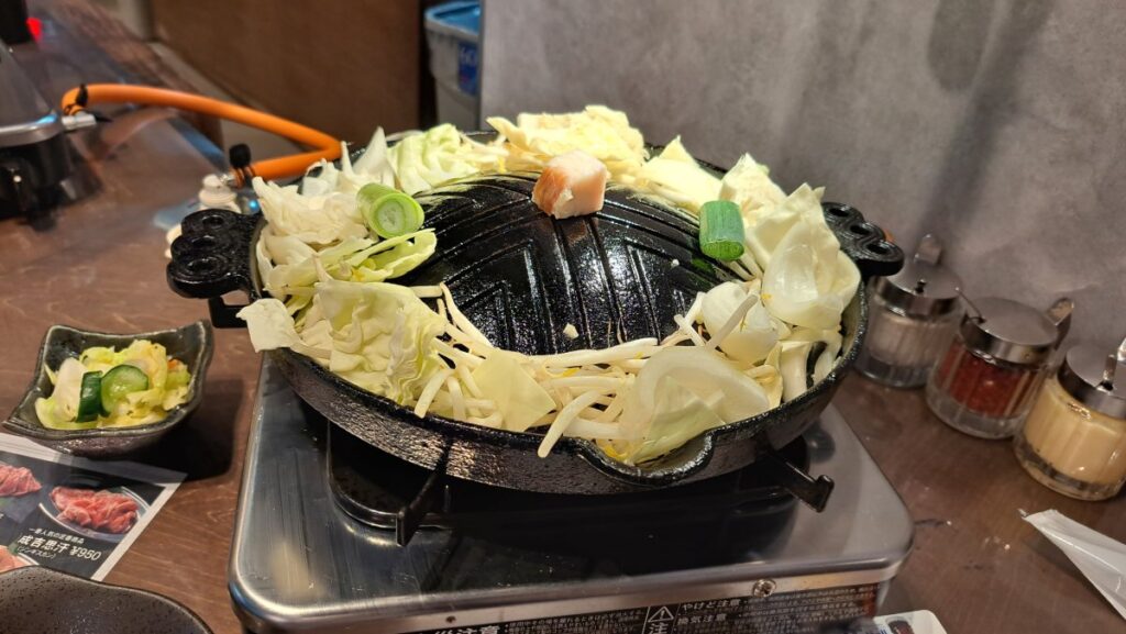 Arrange the vegetables in the Jingisukan pan.