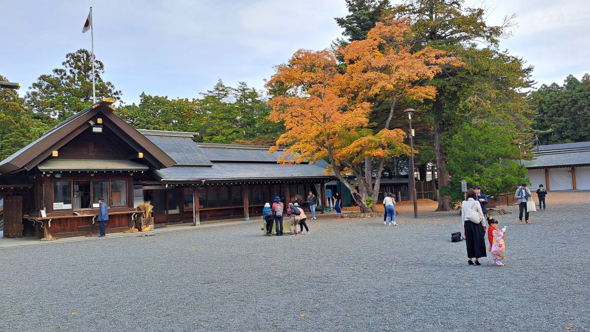 The plaza in front of the main hall and the autumn foliage.