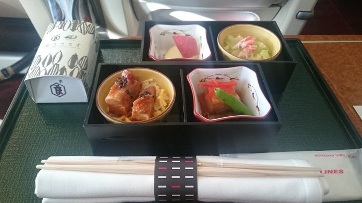 First Class meal served on the Haneda–Sapporo route (March 2017)