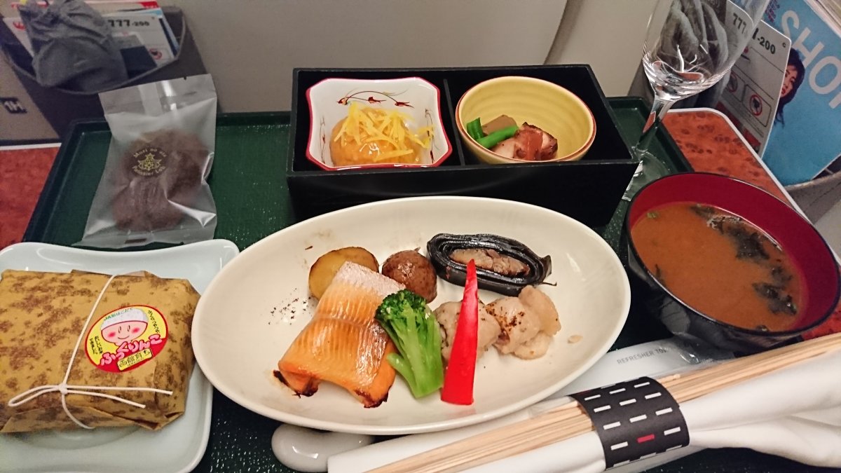First Class meal served on the Haneda–Sapporo route (November 2017)