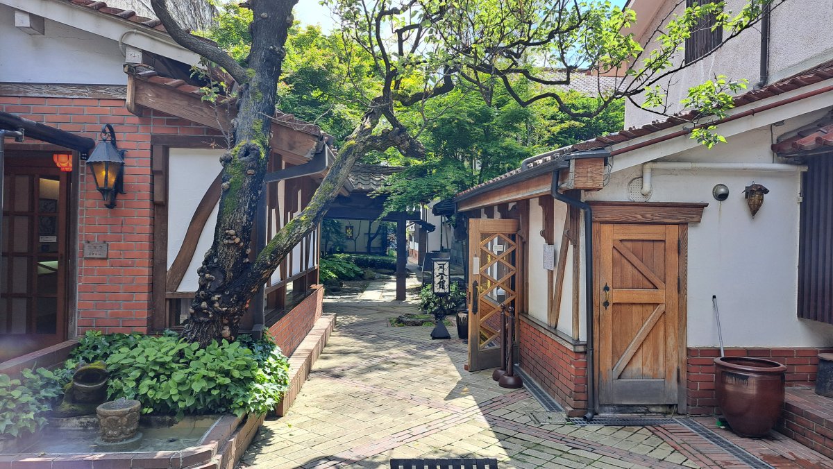 Courtyard scene in the Taisho Roman style