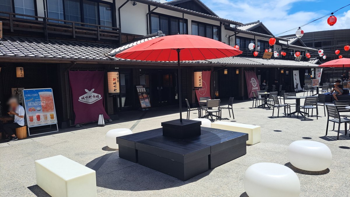 The space in front of the hotel, where you can enjoy the atmosphere of Edo.