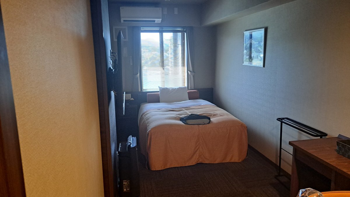 A surprisingly small single room.