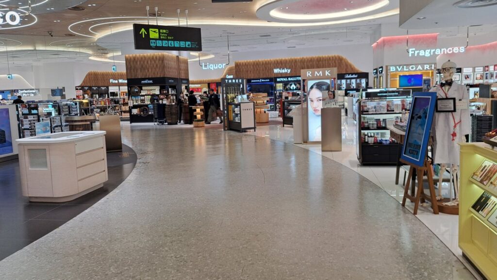 Duty-free shops after departure at Kansai Airport; late at night in the off-peak season of February, there were no customers at all.