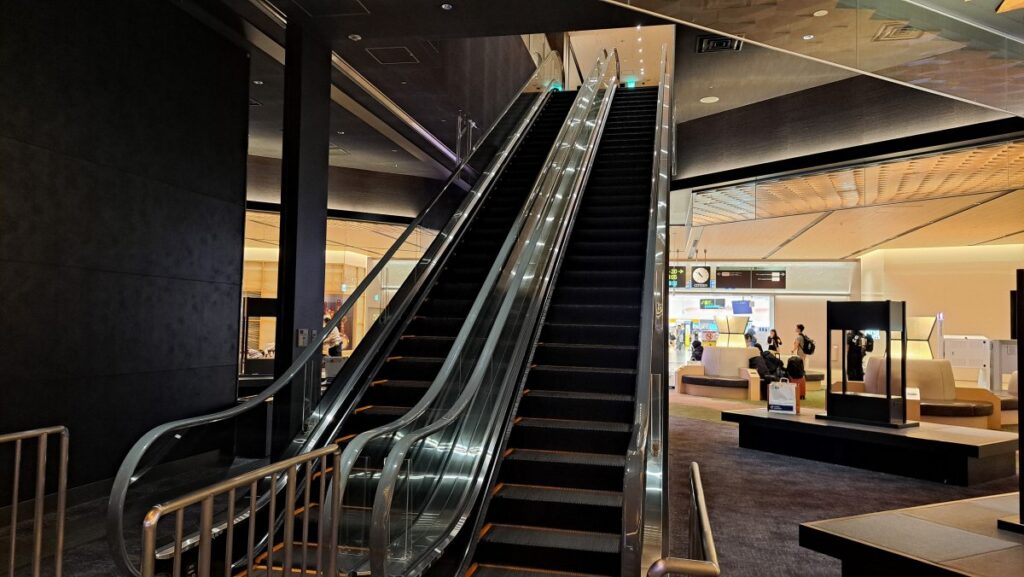 Escalator leading to the lounge floor after departure. It was longer than expected.