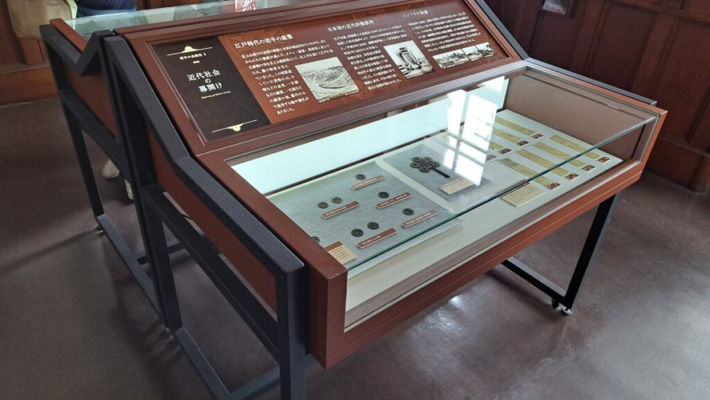 There are many exhibits, including old coins and passbooks from that era.