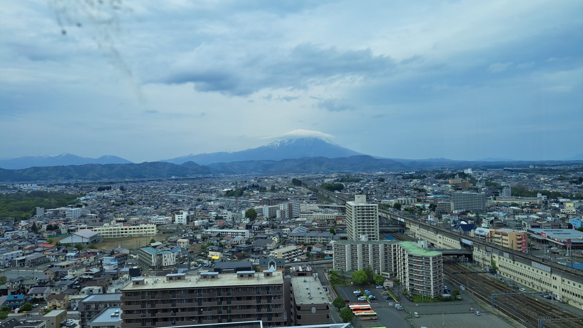 To the west, Mount Iwate—a symbol of Morioka—presents a magnificent sight, with its skirts spreading out wide.