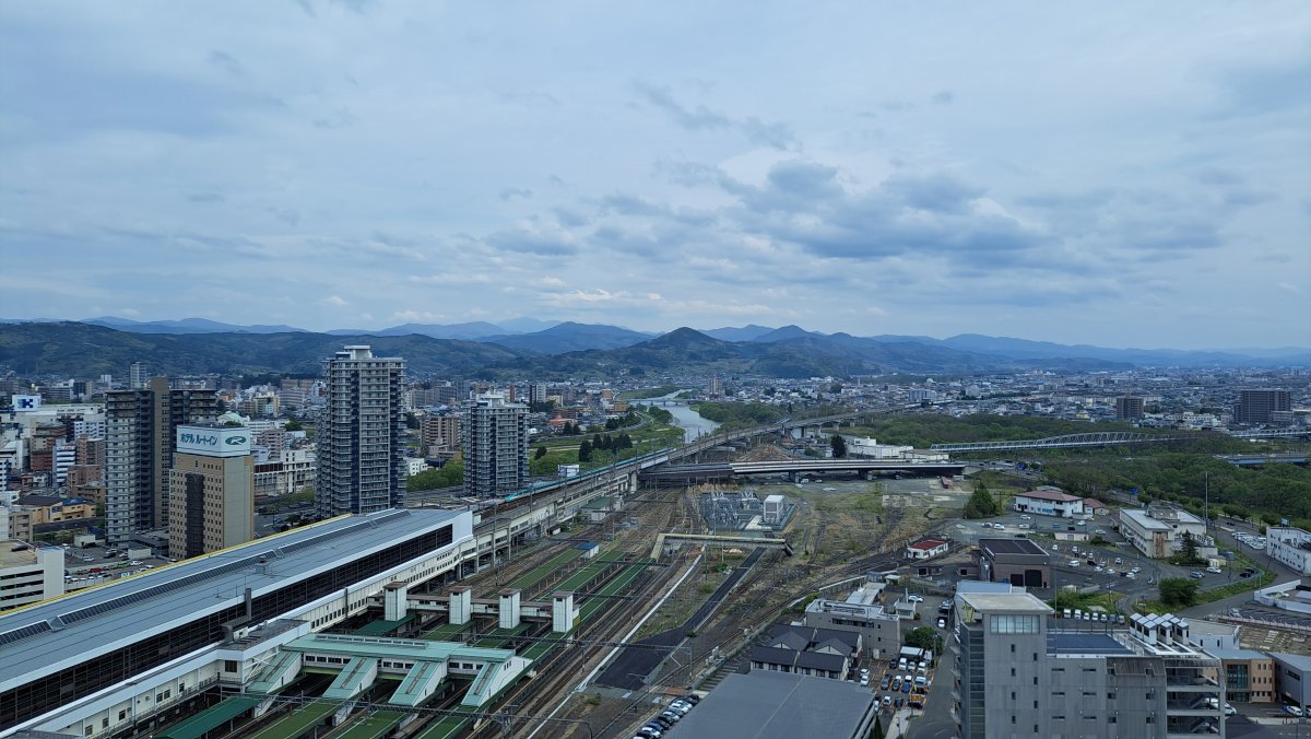 The sight of trains arriving and departing, and the townscape formed along the meandering river.