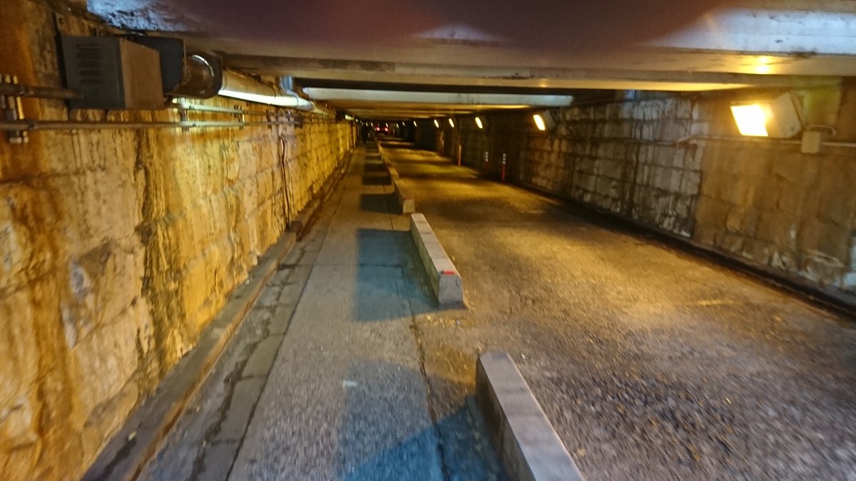 Stepped tunnel ceiling