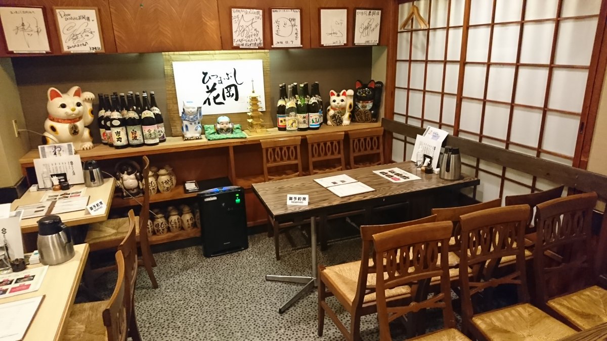 An interior with a charming atmosphere and spacious table seating.