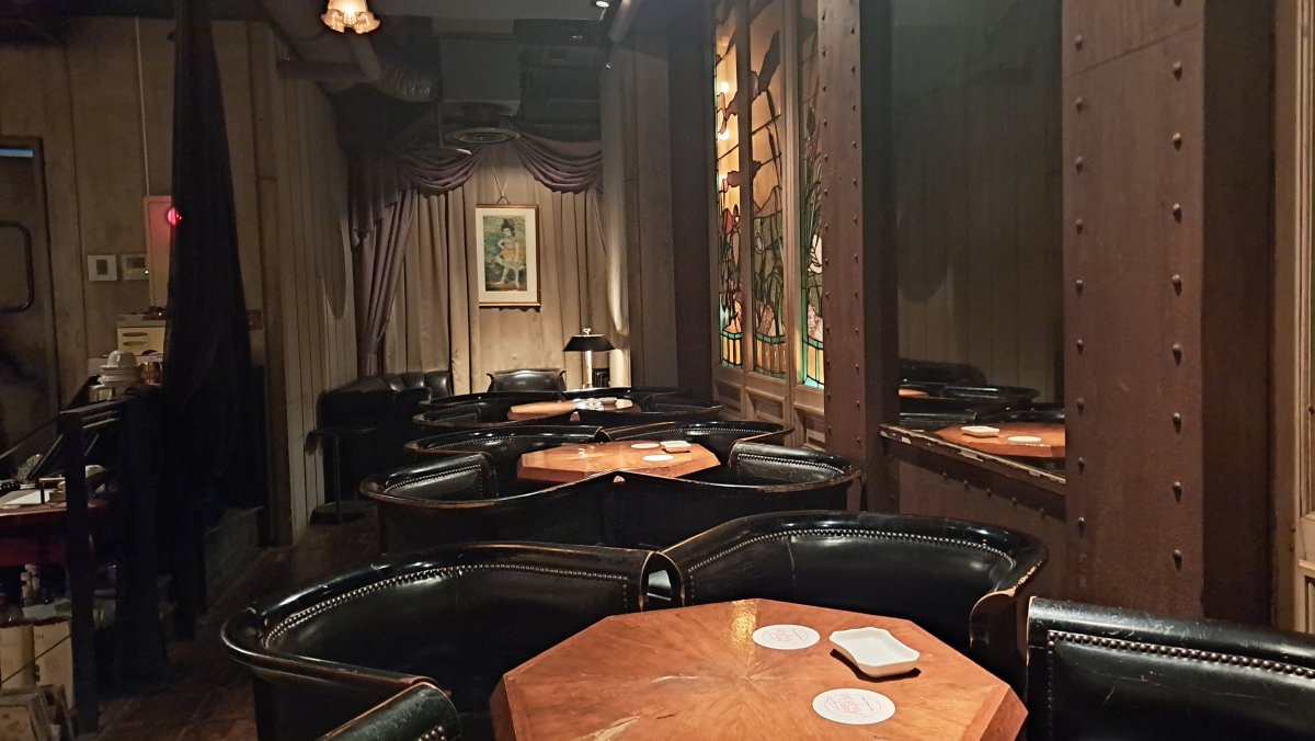Authentic bar