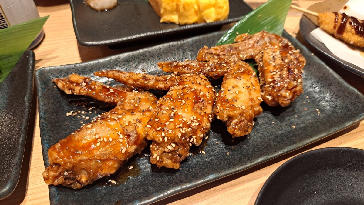 Deep-fried chicken wings