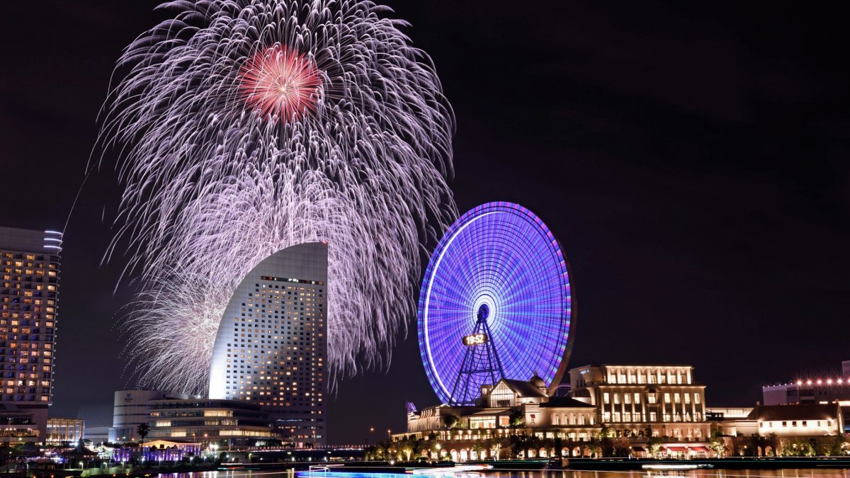 The "Cosmo Clock 21" Ferris wheel, a highlight of the Minato Mirai nightscape.
