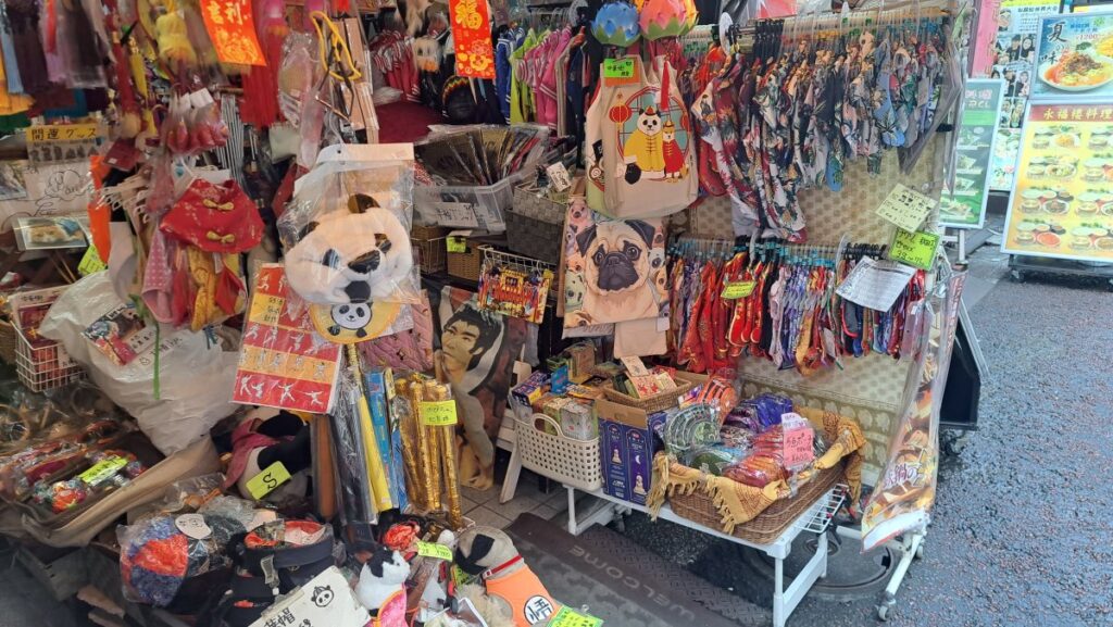 Small items and souvenirs available in Chinatown
