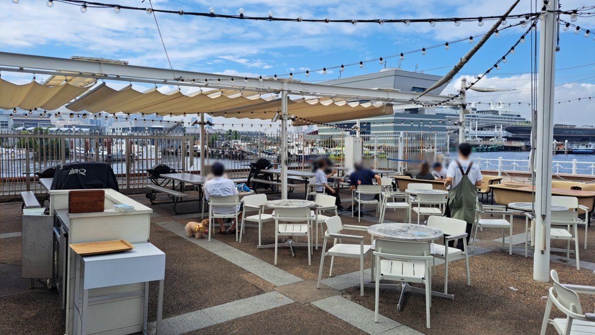 A café with a prime location offering a panoramic view of the spectacular Minato Mirai scenery.