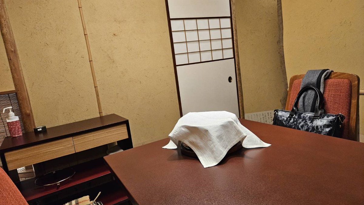 A refined private room featuring *sukiya-zukuri* architecture.