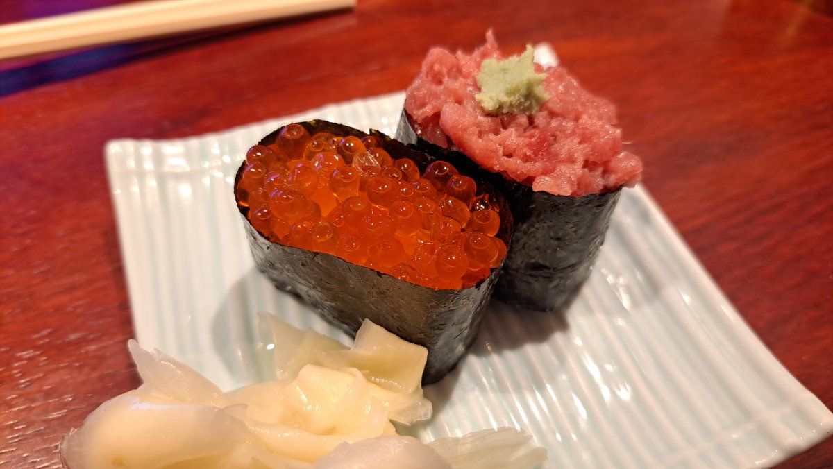 Sado Benkei Sushi: Salmon roe and minced fatty tuna with green onion.