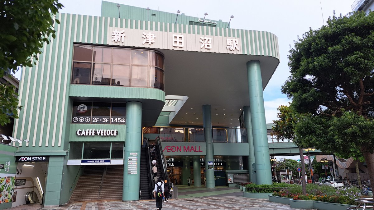 The escalator leading to Shin-Keisei Tsudanuma Station and the entrance to the Aeon Mall.