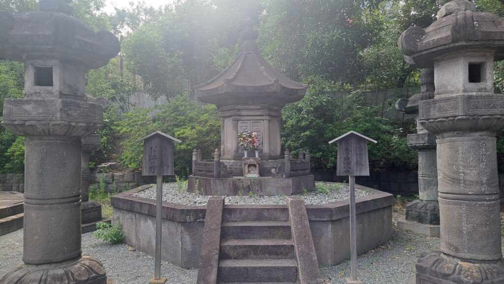The treasure pagodas of the second Shogun, Hidetada, and Sūgen-in.