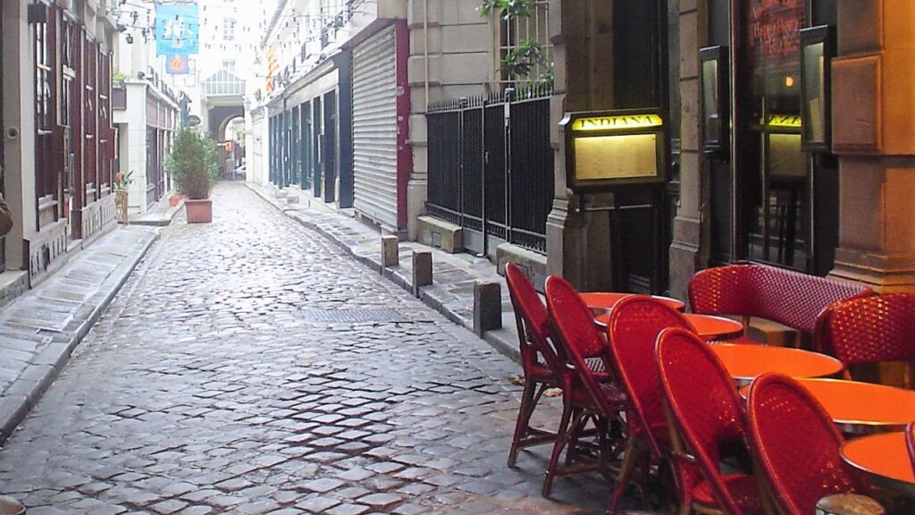 パリ市内の小路