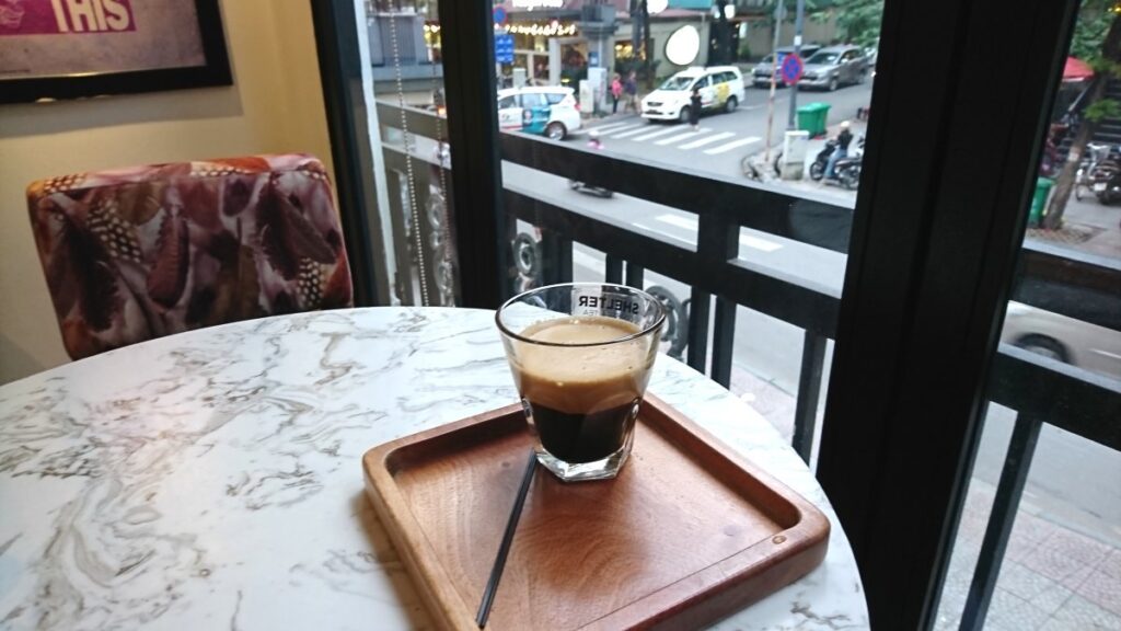 カフェで街を眺めながらベトナムコーヒーを飲む