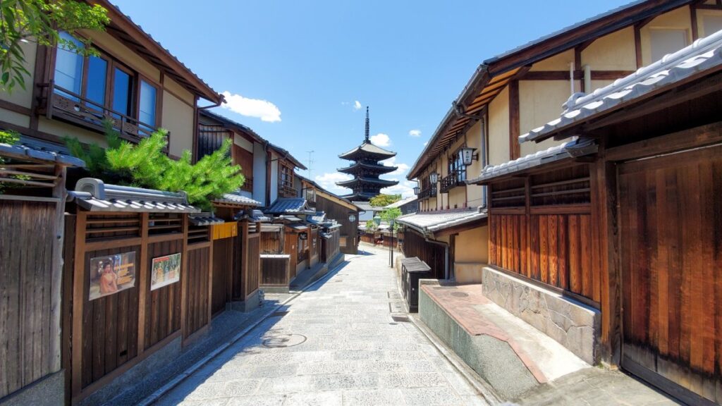 京都祇園の小路と八坂の塔