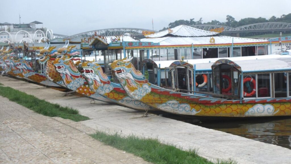 川に並ぶフエの観光船