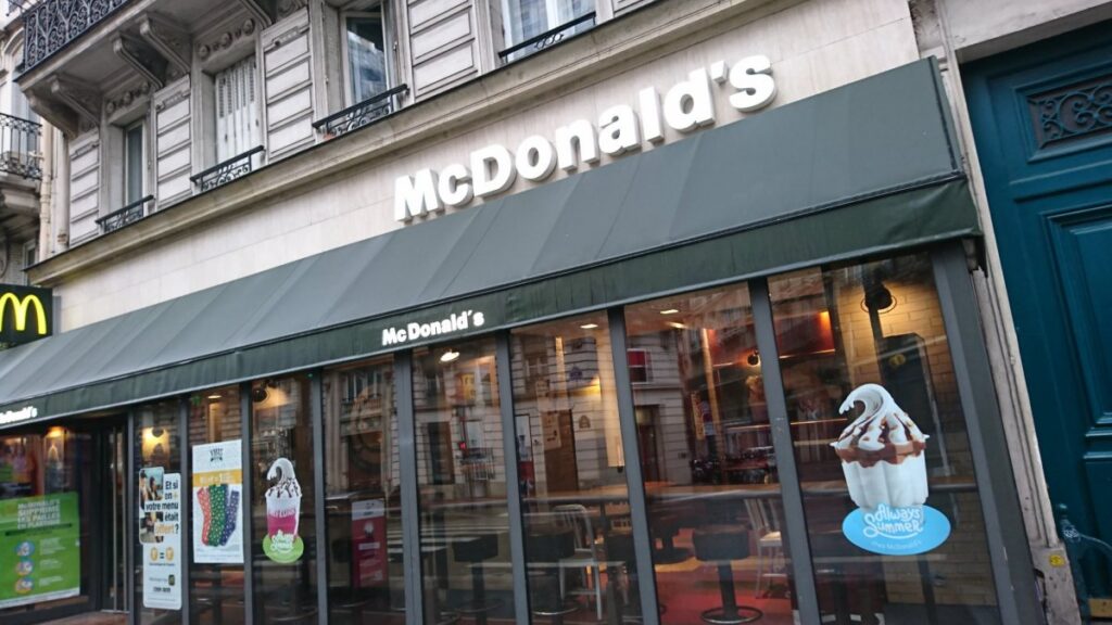 パリの街景に溶け込んだマクドナルドの外観