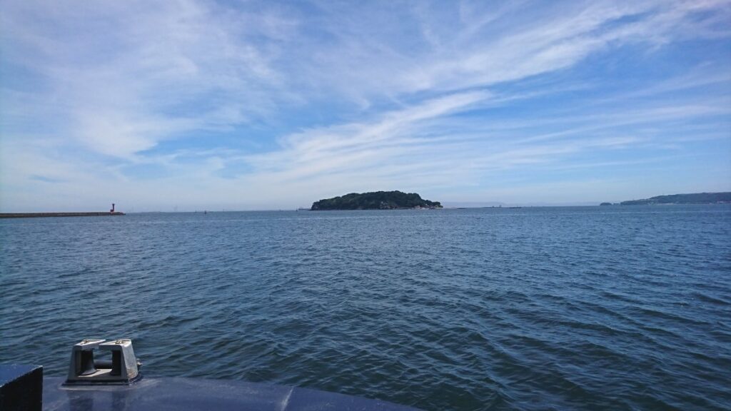 船から見る猿島