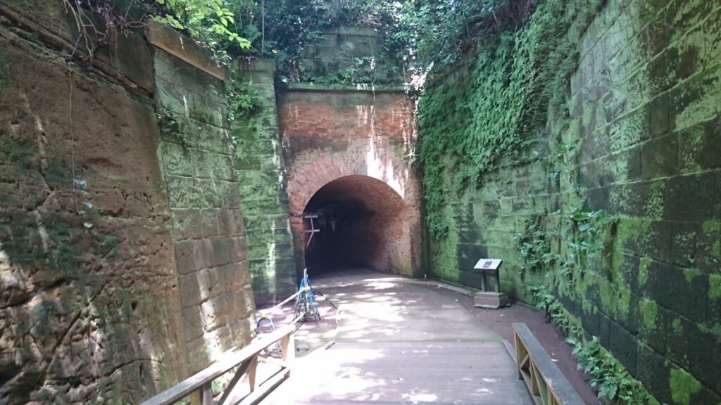ラピュタの世界のようなトンネルの入り口
