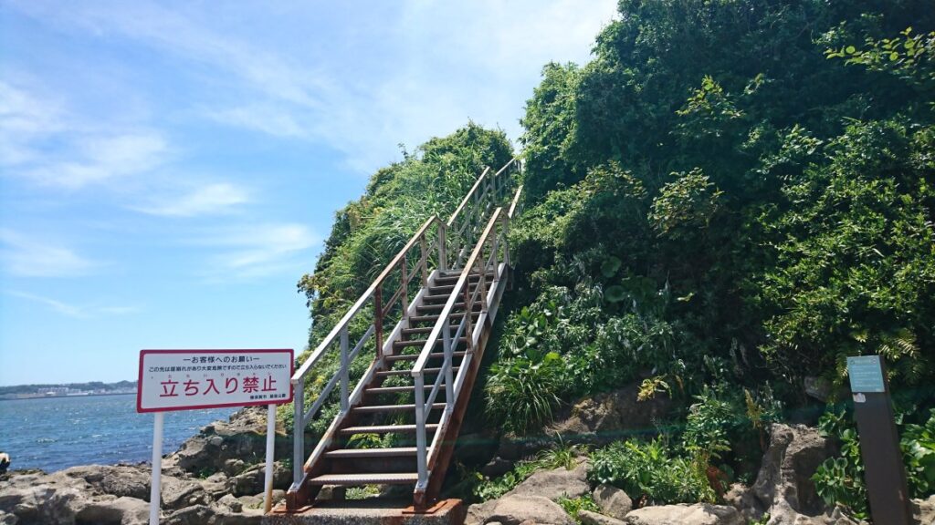 岩礁へ降りる階段