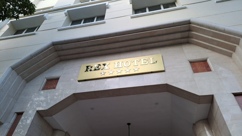 REX HOTEL の看板