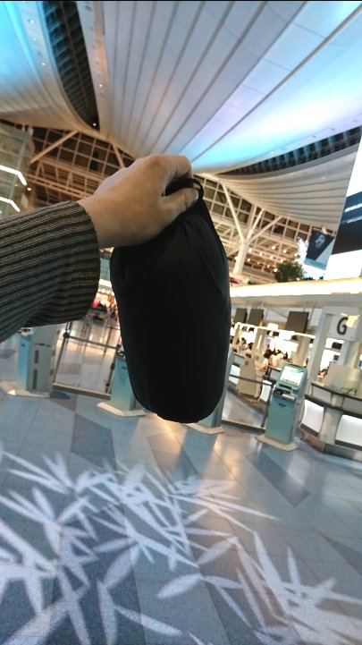 空港で収納したコートを入れたポーチ