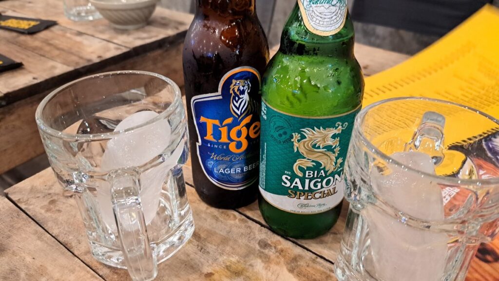 グラスに氷をぶっさしたビール