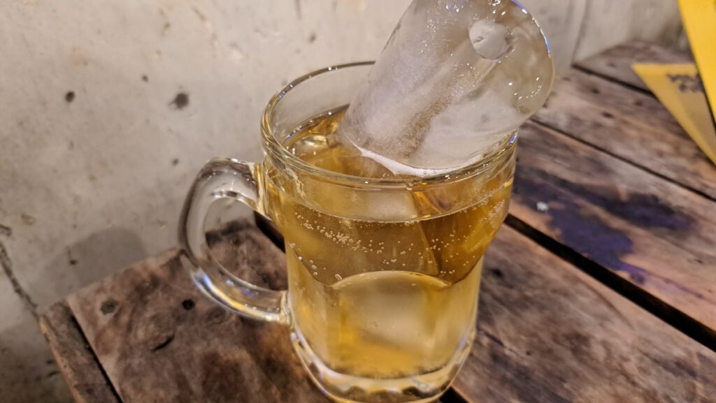 氷を入れすぎて飲みずらいビール