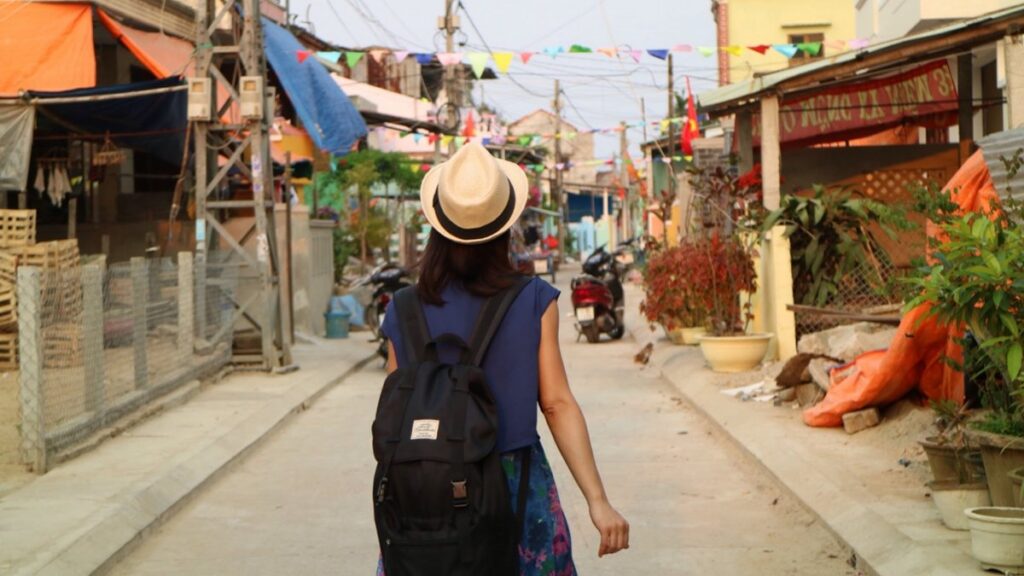海外旅行用のリュックをもって海外の街を歩いている女性