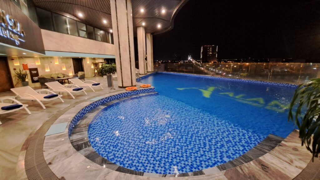 「Alan Sea Hotel Da Nang」ホテルの夜のプール